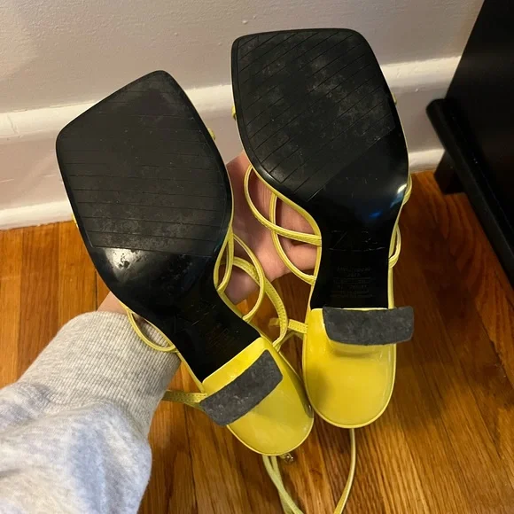 Zara strappy wide heeled sandal in yellow - Picture 3 of 3